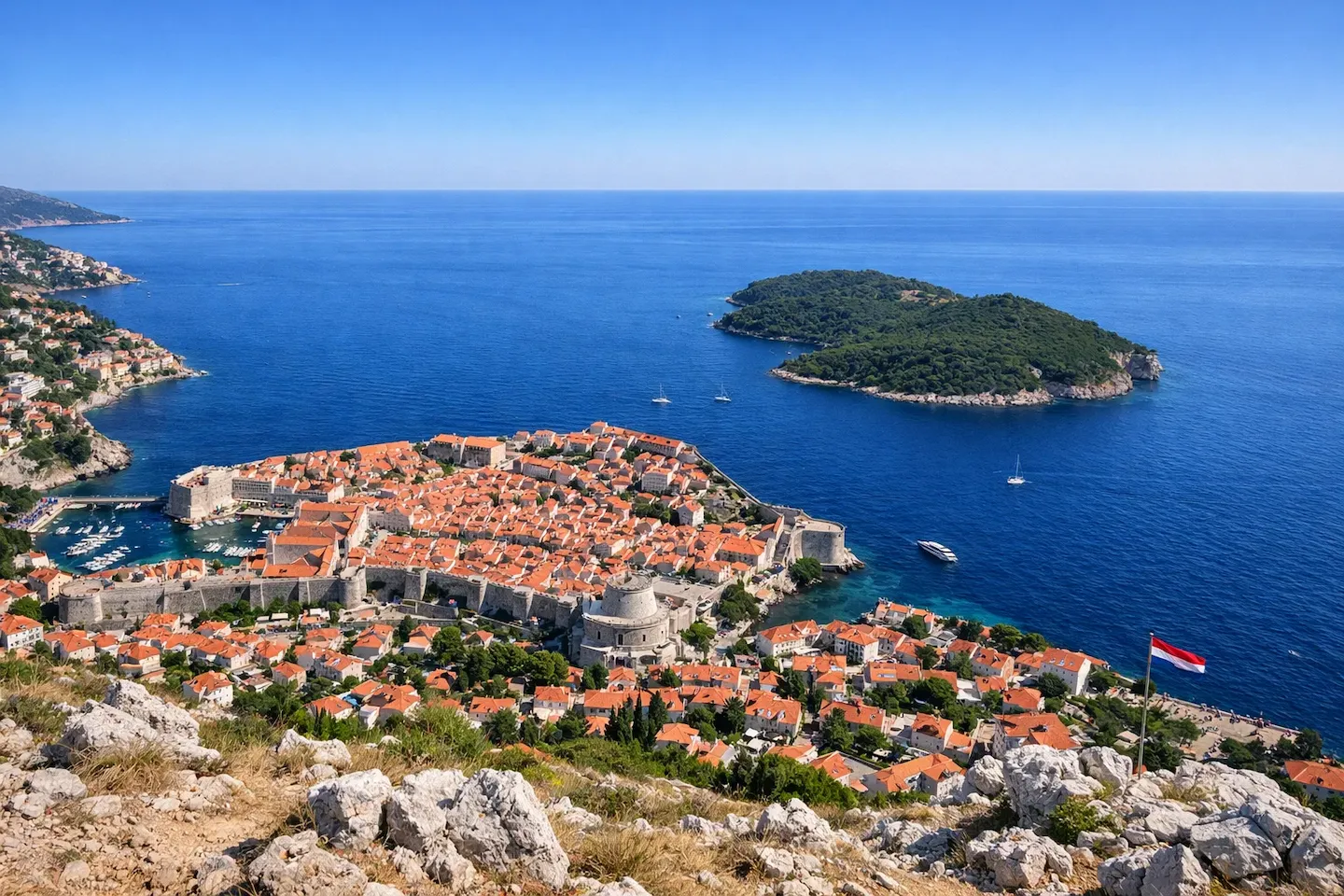 Pauschalreise Kroatien – Dubrovnik Altstadt mit Stadtmauer und Adria